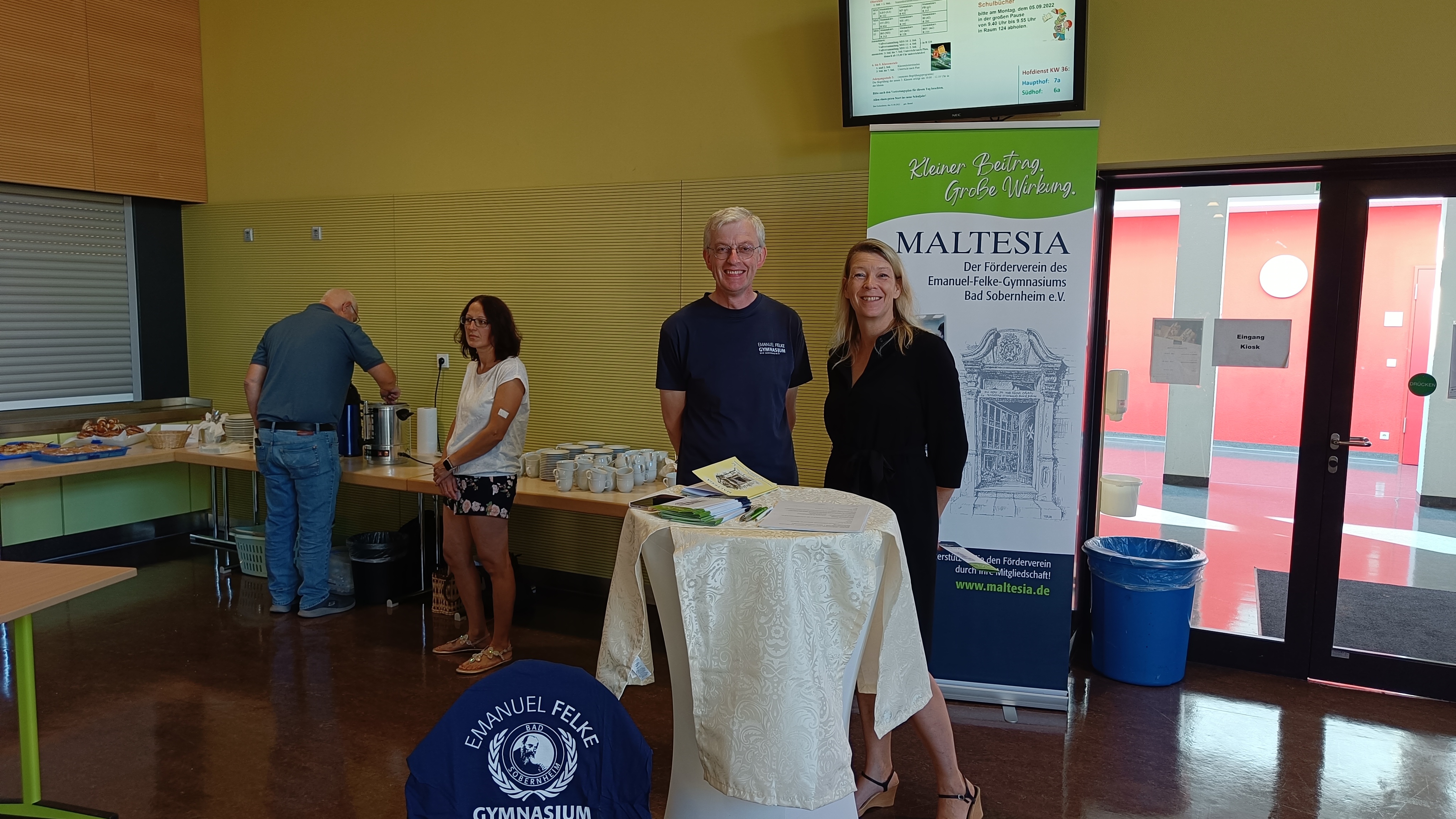 Schul-T-Shirts und Kuchen für die Neuankömmlinge